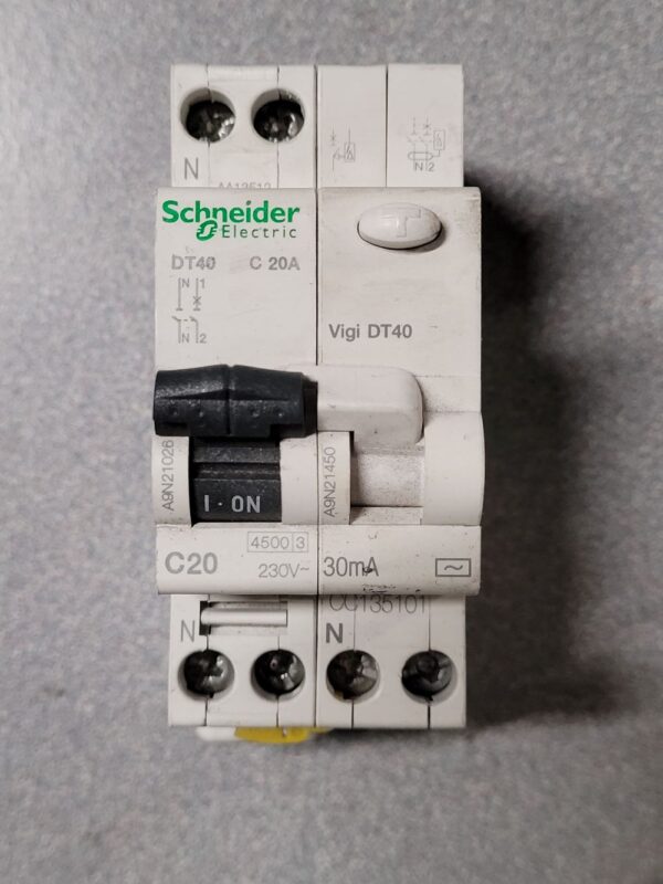 Disjoncteur + différentiel 2P 20A A9N21026+A9N21450 – Image 1