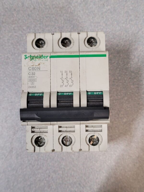Disjoncteur 3P 32A 24353 – Image 1