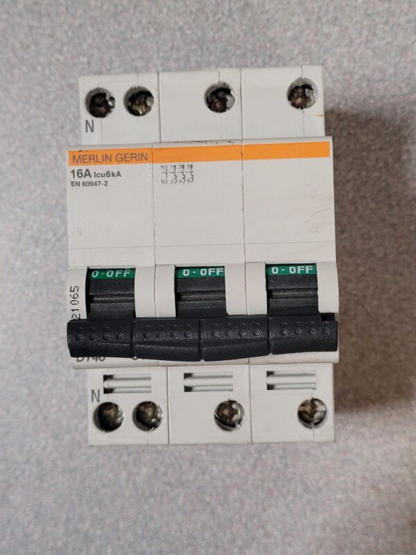 Disjoncteur 3P+N 21065 – Image 1