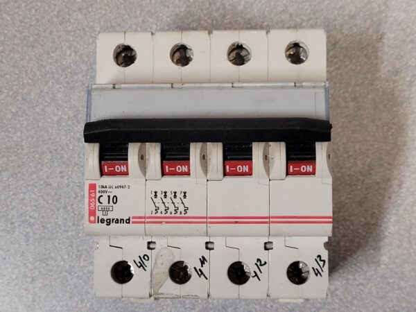 Disjoncteur 4P C10 06561 – Image 1