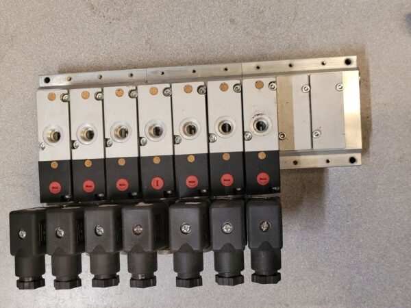 Ensemble 7 distributeurs 3/2  338L-015-02 + U73 24VDC + embase + plaque d'obturation – Image 1