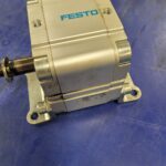 Vérin pneumatique ADVU 80 30 A P A avec pattes de fixation