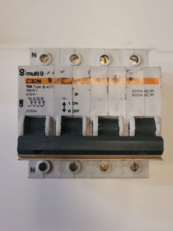 Disjoncteur 4P 20894 – Image 1