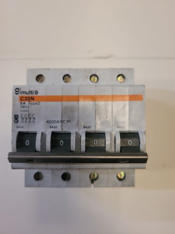 Disjoncteur 4P 20893 – Image 1