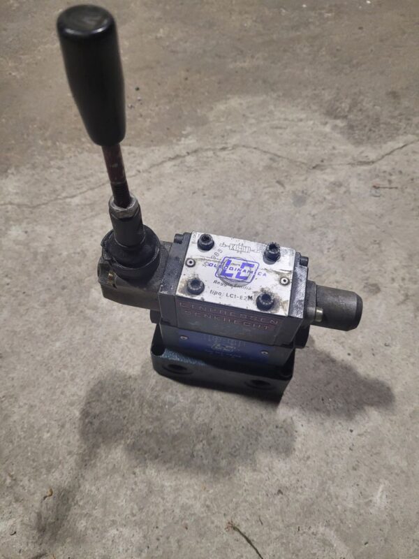 Distributeur hydraulique à levier – Image 1