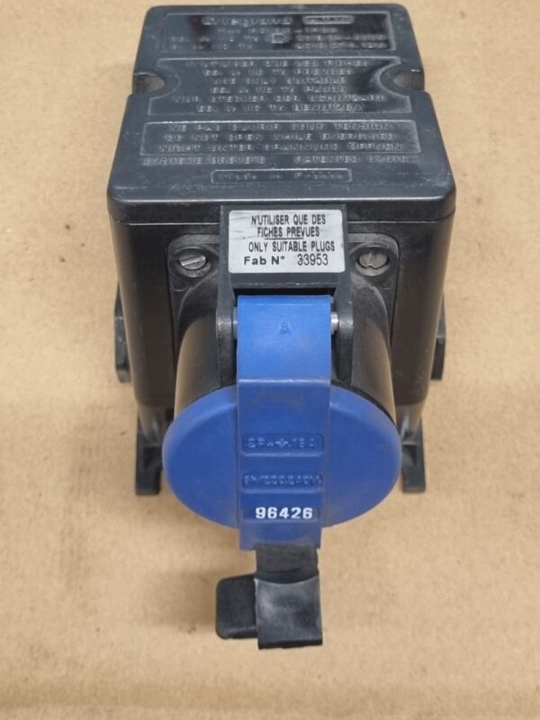 Socle prise ATEX 096426 2P+T 16A220/240V – Image 1