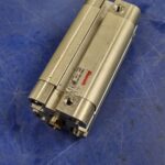 Vérin pneumatique double effet  0 822 392 007