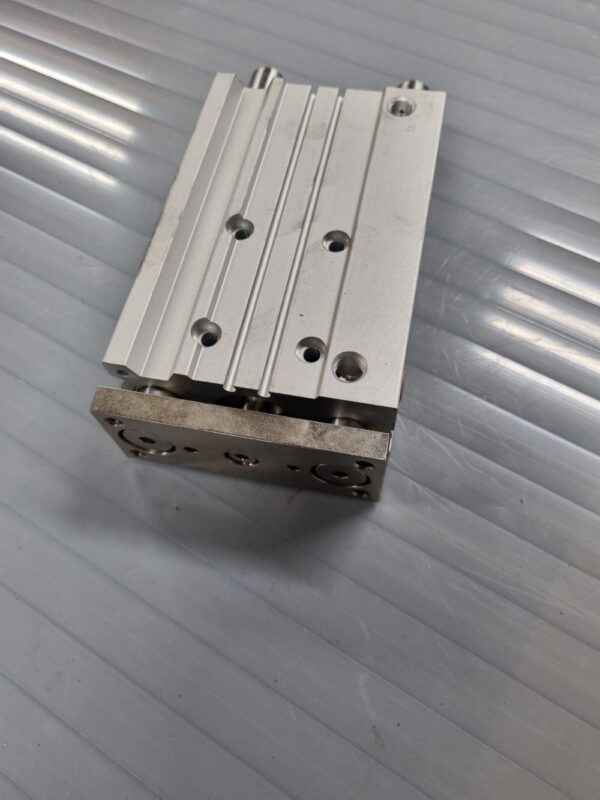 Unité de guidage pneumatique double effet MGPM25TF-100Z – Image 1