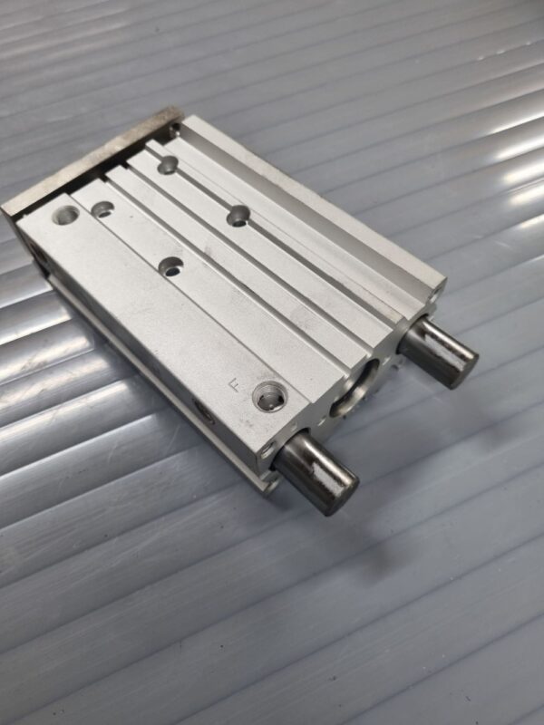 Unité de guidage pneumatique double effet MGPM25TF-100Z – Image 2
