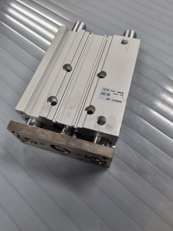 Unité de guidage pneumatique double effet MGPM32TF-100Z – Image 1