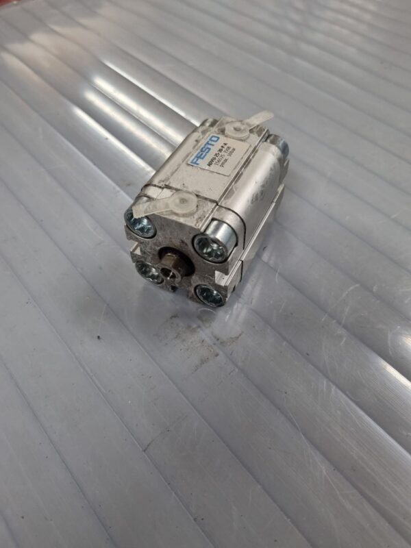 Vérin pneumatique double effet ADVU-25-20-P-A 156525 – Image 1