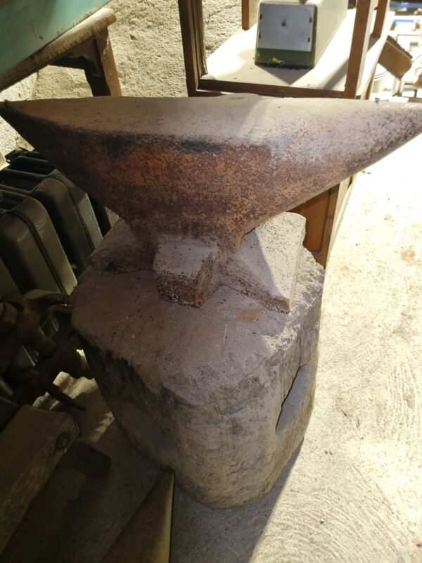 Enclume sur billot – Image 3