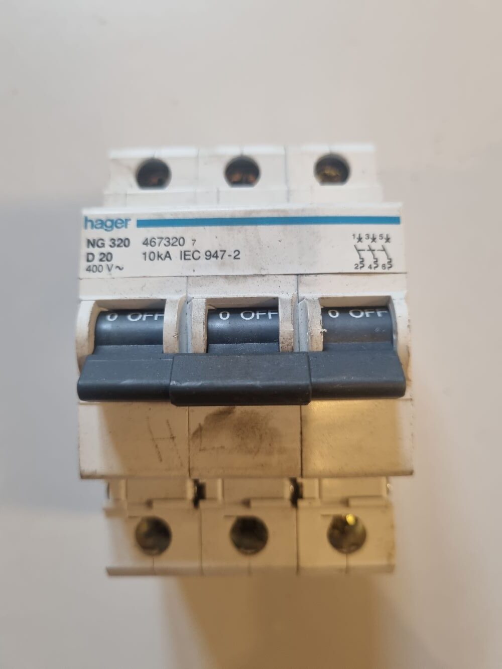 20251019_094006 Disjoncteur 3P NG320D20 - 467320 – Image 1